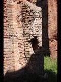 06832 ostia - regio i - insula ix - caseggiato (i,ix,2) - raum 9 - entwaesserungsrohr - 09-2022.jpg